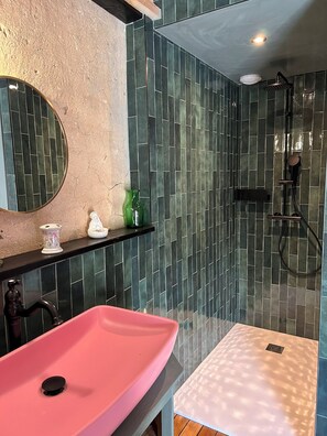 Dusche, Haartrockner, Handtücher, Seife