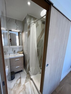 Douche, sèche-cheveux, bidet, serviettes fournies