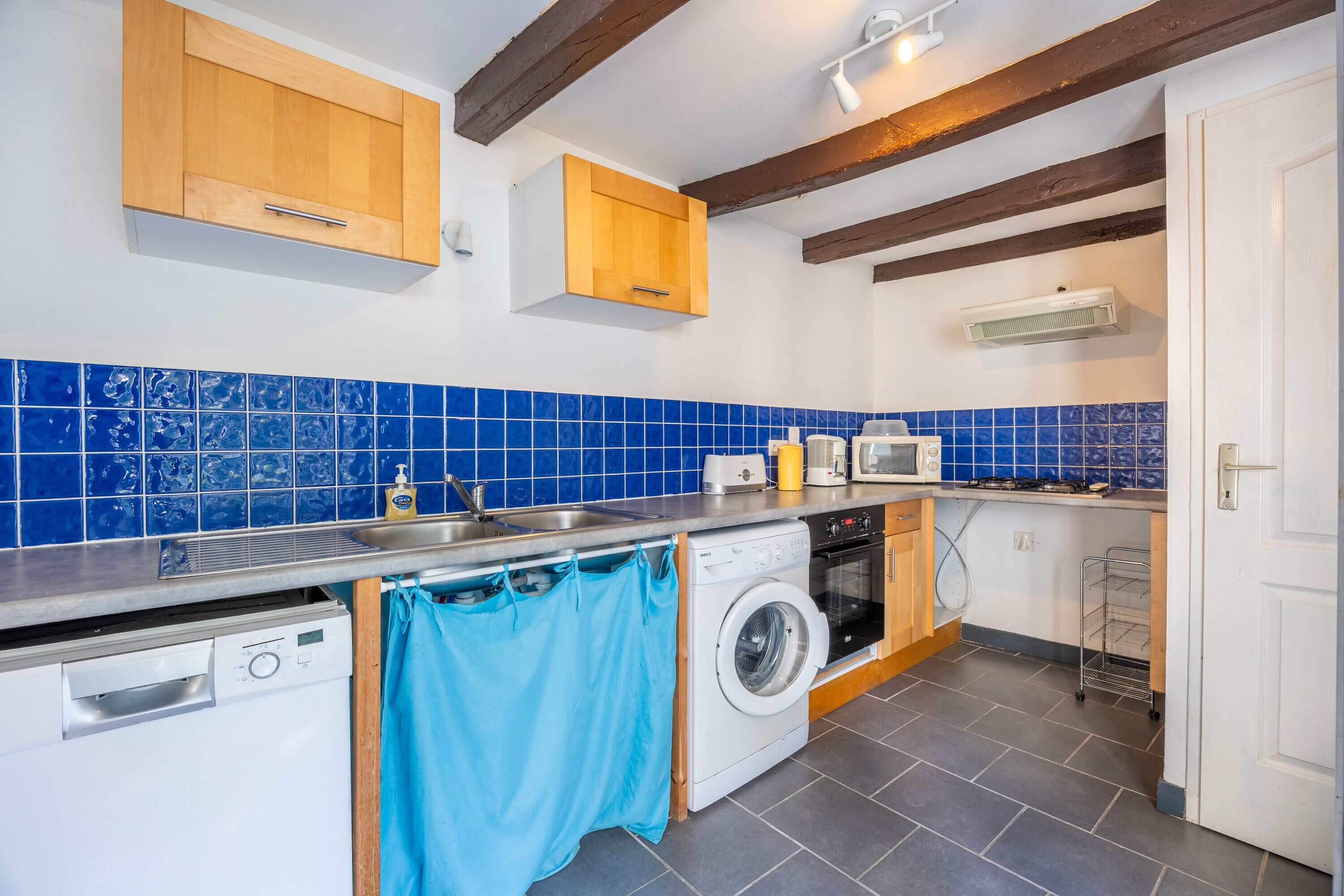 冷蔵庫、電子レンジ、オーブン、コンロ