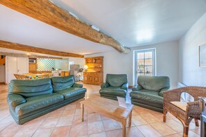 電視、壁爐、DVD 播放機、乒乓球設施