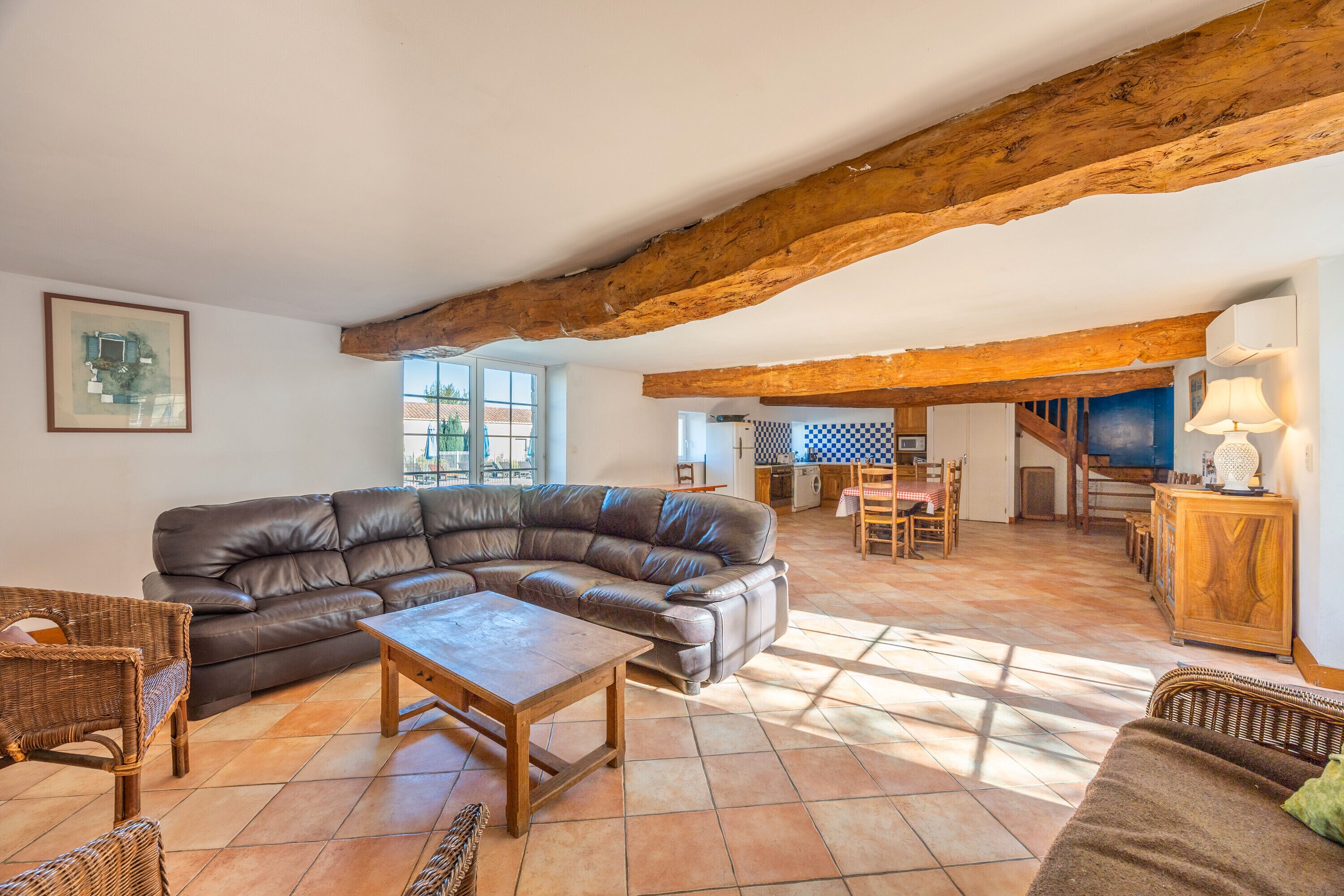 Tv, pejs, dvd-afspiller, bordtennisbord