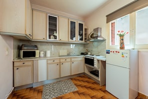 Fridge, oven, stovetop, coffee/tea maker