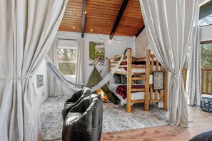 3 bedrooms, desk, iron/ironing board, travel cot