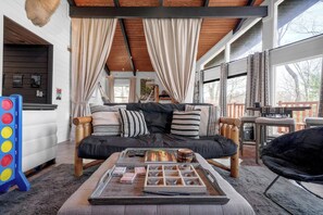 Télévision, cheminée, livres