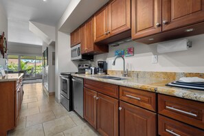 Jääkaappi, mikroaaltouuni, astianpesukone, kahvin-/teenkeitin