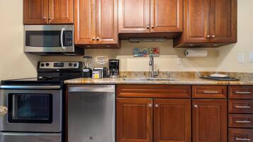 Geladeira, micro-ondas, lava-louças, cafeteira/chaleira