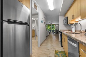 Refrigerador, microondas, cafetera/tetera, tostadora