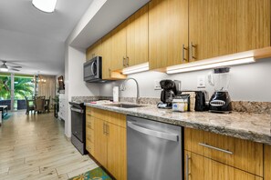 Refrigerador, microondas, cafetera y tetera y tostadora 