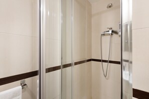 Douche, articles de toilette gratuits, sèche-cheveux