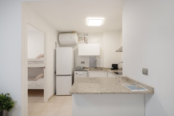 Fridge, oven, stovetop, dishwasher