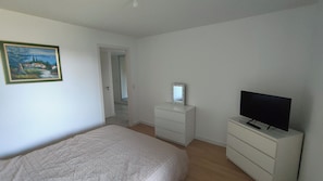 2 Schlafzimmer, Schreibtisch, Bügeleisen/Bügelbrett, Reisekinderbett
