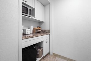 Refrigerador, microondas, cafetera y tetera y tostadora 