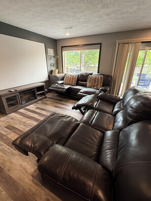 Smart-TV, peis og bøker