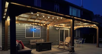 Relaxing 4-bedroom Retreat with Cozy Patio in Sioux Falls & 2 full kitchens