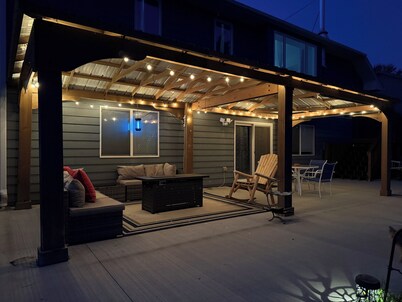 Relaxing 4-bedroom Retreat with Cozy Patio in Sioux Falls & 2 full kitchens