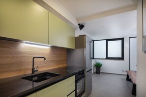 Réfrigérateur, micro-ondes, four, plaque de cuisson