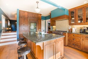 Fridge, microwave, oven, stovetop - Gorgeous Eccentric Family Home with Cowboy Pool (San Diego)