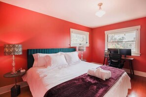 4 bedrooms, iron/ironing board, travel cot, WiFi - Gorgeous Eccentric Family Home with Cowboy Pool (San Diego)