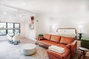 TV, video games, stereo - Gorgeous Eccentric Family Home with Cowboy Pool (San Diego)