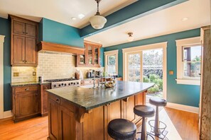 Fridge, microwave, oven, stovetop - Gorgeous Eccentric Family Home with Cowboy Pool (San Diego)