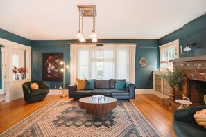 TV, video games, stereo - Gorgeous Eccentric Family Home with Cowboy Pool (San Diego)
