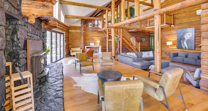 Red Hawk Ridge Luxury Log Cabin Experience!