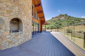 Terrace/patio - Red Hawk Ridge Luxury Log Cabin Experience! (Alpine)