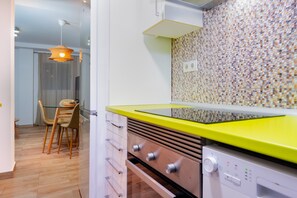 Fridge, microwave, stovetop, dishwasher