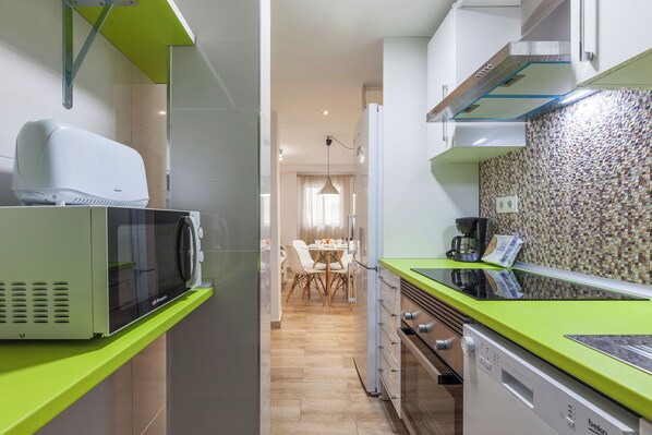 Fridge, microwave, stovetop, dishwasher