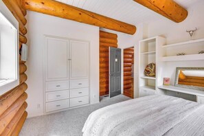 4 bedrooms, iron/ironing board, travel cot, WiFi