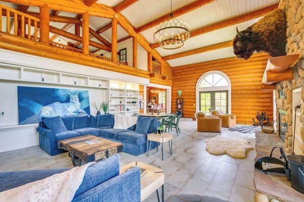 Televisie, een open haard, boeken en een kantoor