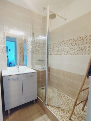 Dusche, Haartrockner, Toilettenpapier