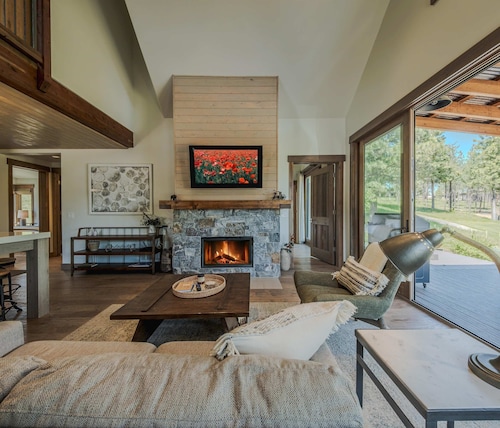 Cottage on the 10th Tee – Beautiful Stay for 7 w/ Hot Tub & Fire Pit