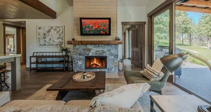 Cottage on the 10th Tee – Beautiful Stay for 7 w/ Hot Tub & Fire Pit