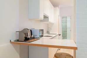 Réfrigérateur, four à micro-ondes, surface de cuisson, cafetière-théière