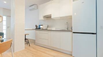 Frigorífico, microondas, placa de cocina y cafetera o tetera