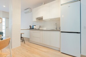 Frigorífico, microondas, placa de cocina y cafetera o tetera
