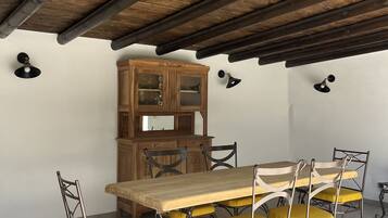 Sebuah peti sejuk di kawasan bersama