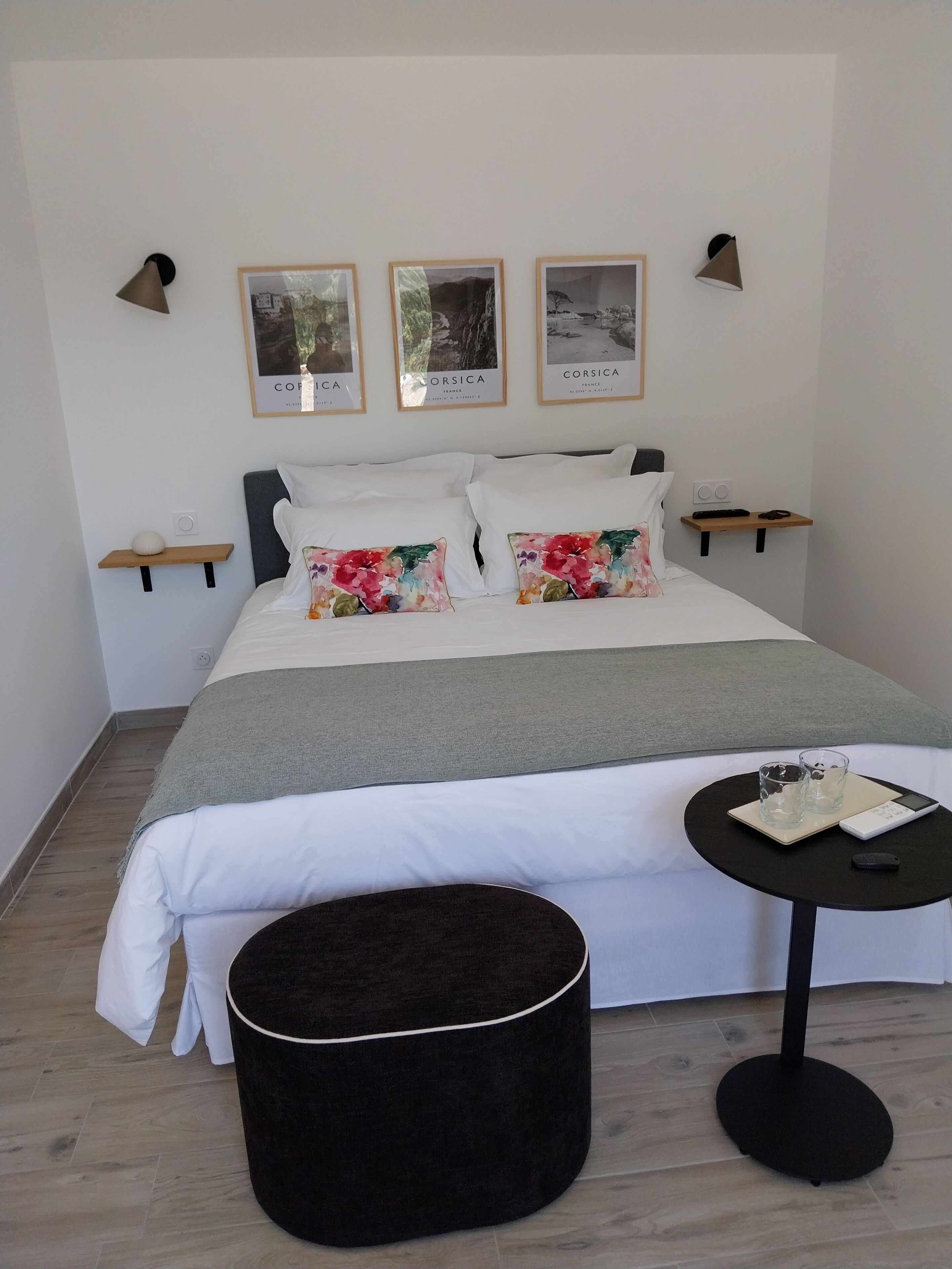 Safe på rommet, blendingsgardiner og wi-fi (inkludert)