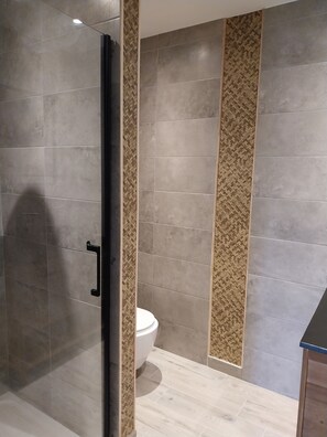 Chambre Double Classique, vue jardin | Salle de bain
