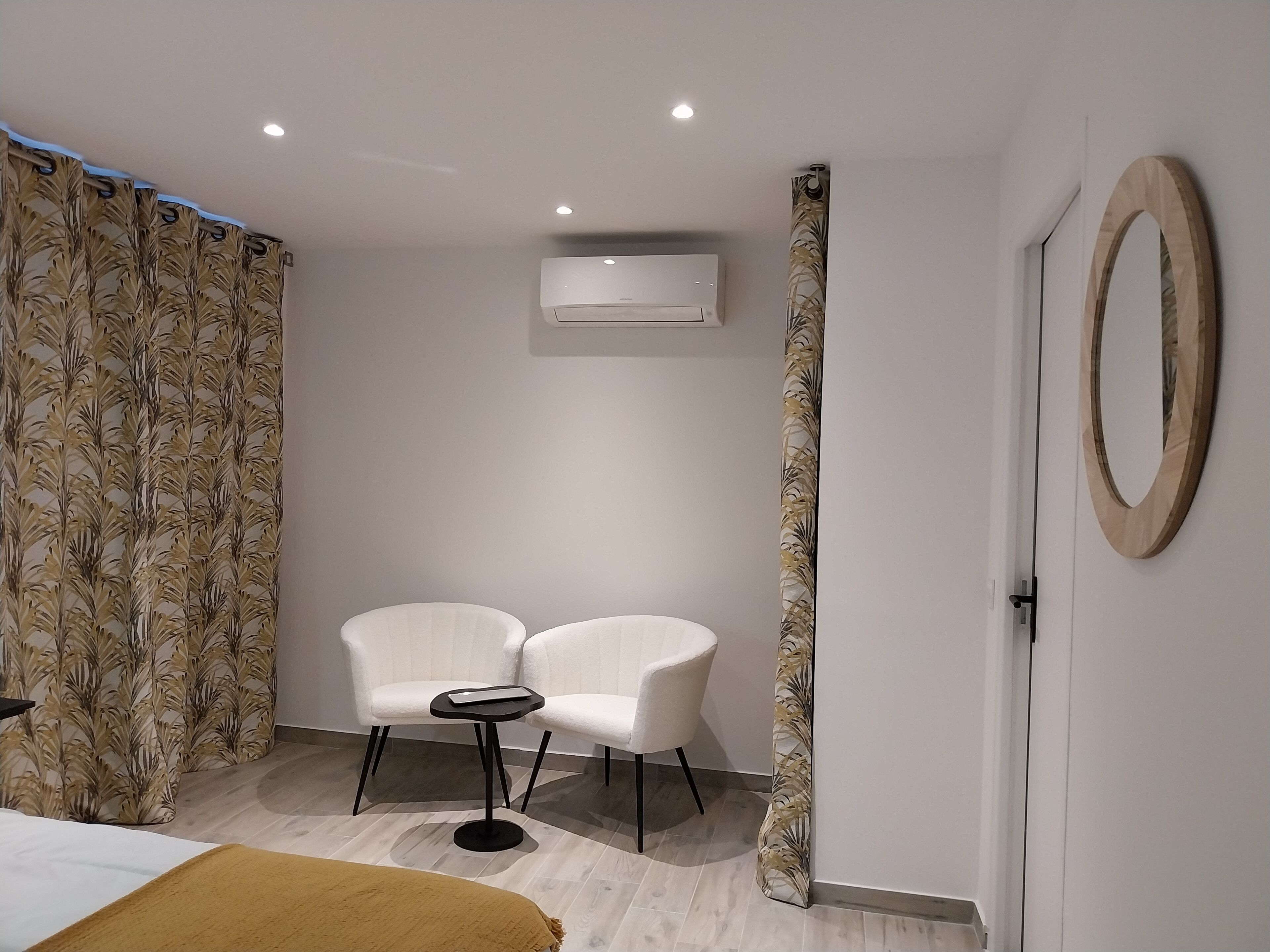 In-room safe, blackout drapes, free WiFi