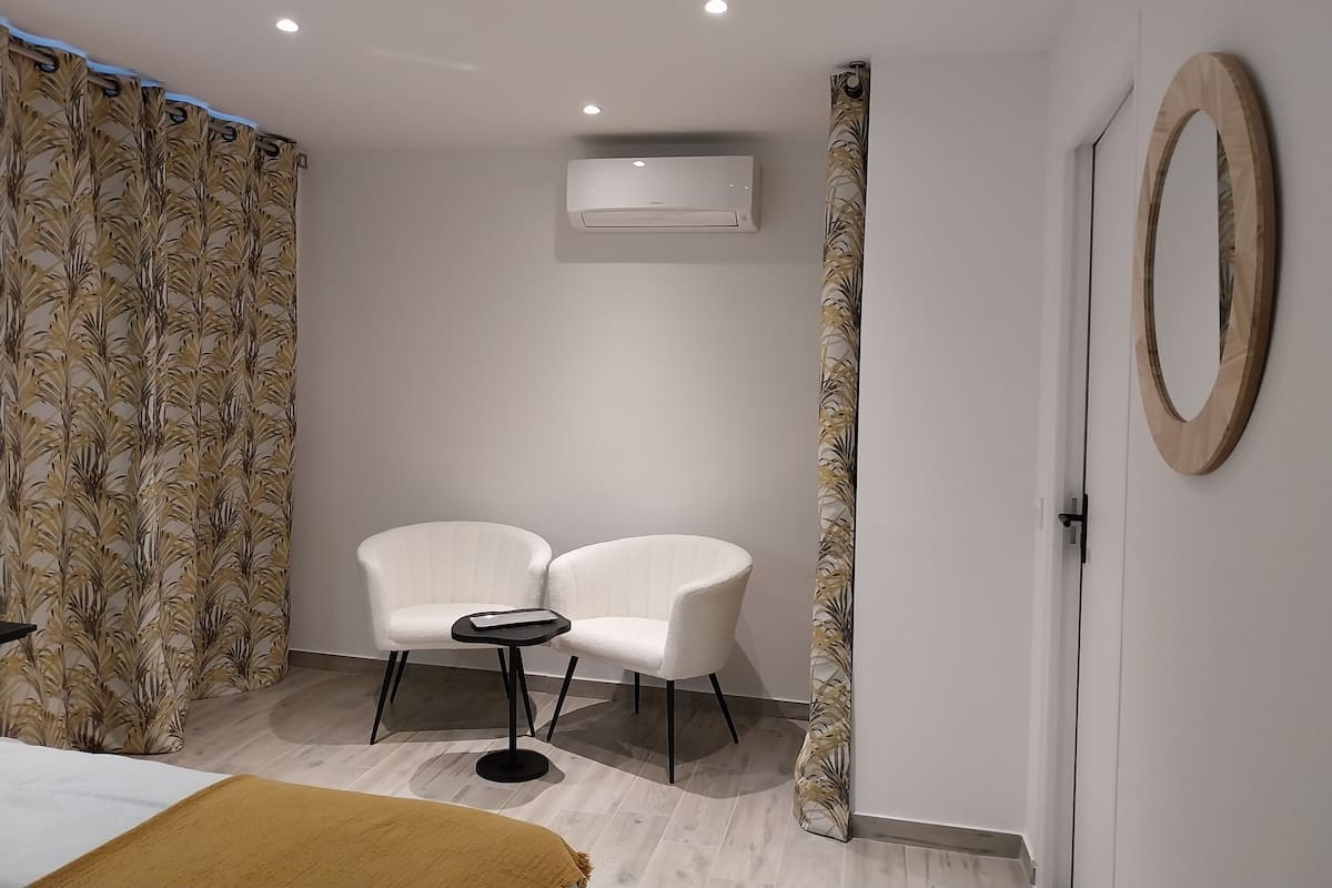 In-room safe, blackout drapes, free WiFi