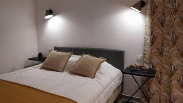 Double Room, Garden View | Peti besi dalam bilik, langsir/tirai gelap terus