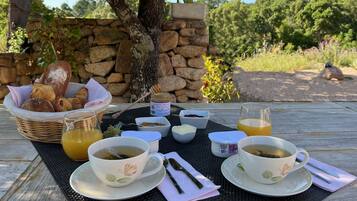 Daily continental breakfast (EUR 12.5 per person)