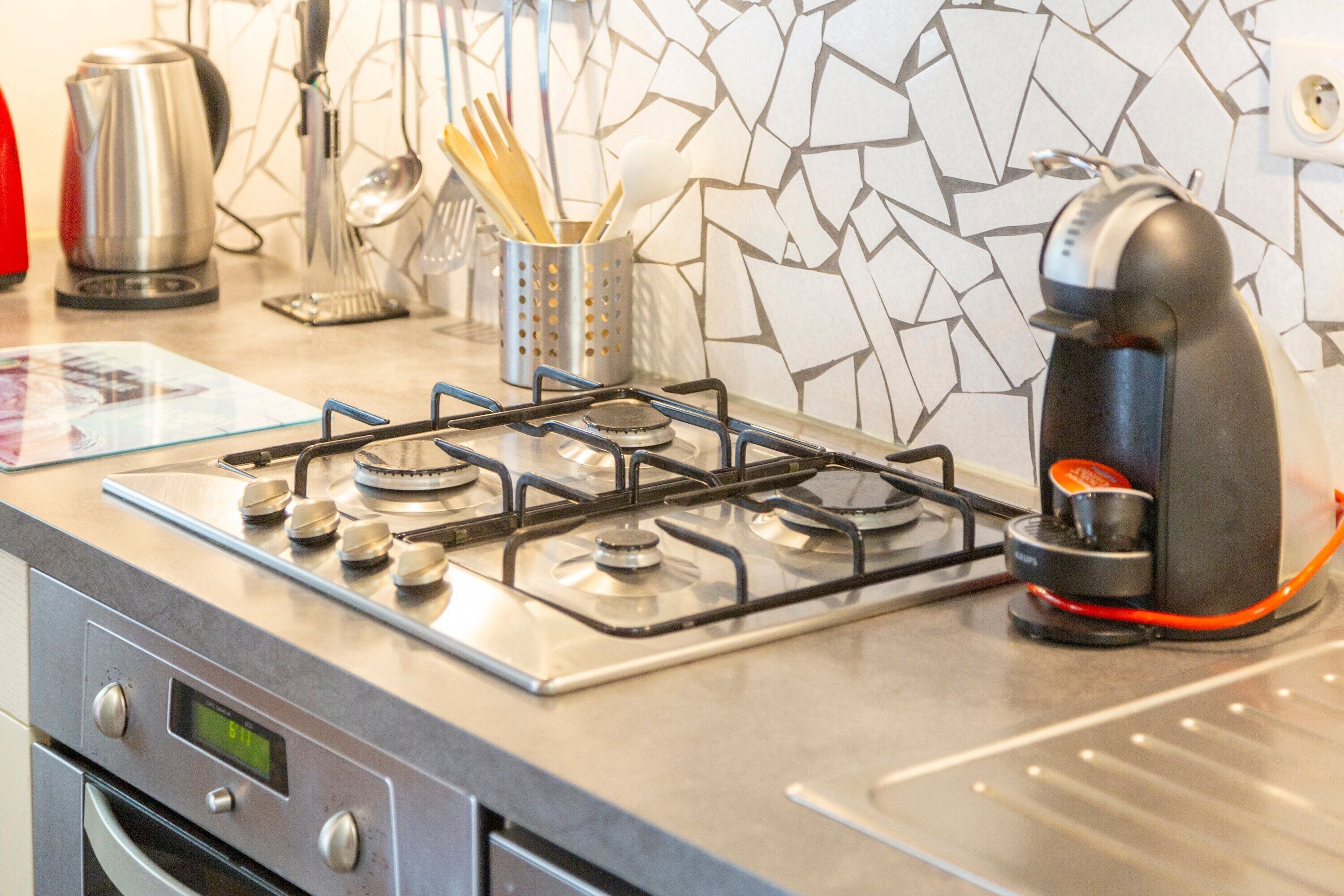 Coffee/tea maker, fridge, microwave, oven