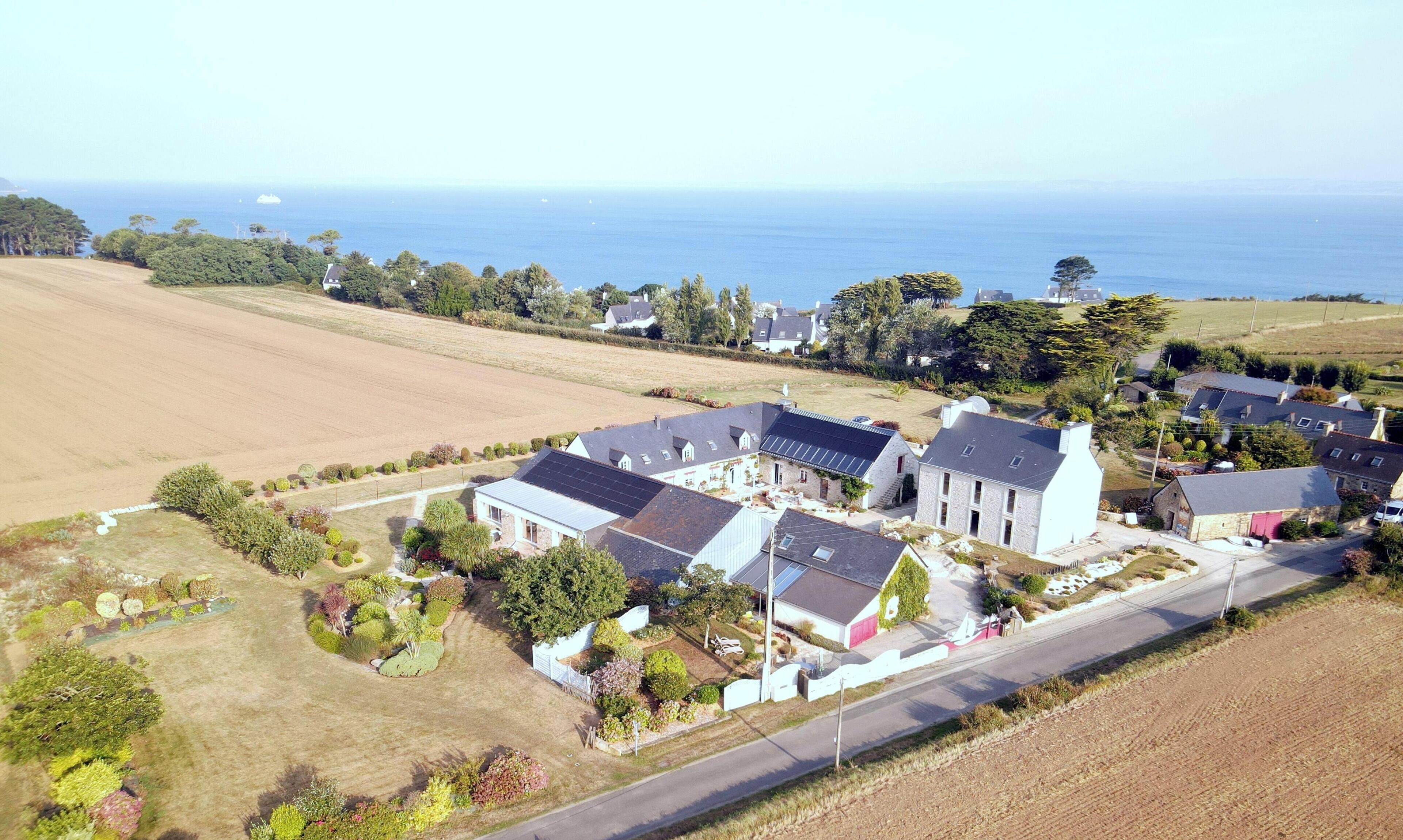 Ein Wohngebiet mit Häusern, einer Straße und Blick auf das Meer.