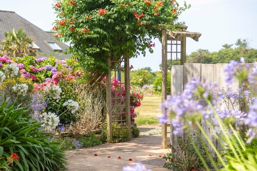 Holiday Home 'Penty À 800m De La Plage' with Private Terrace, Shared Garden and Wi-Fi