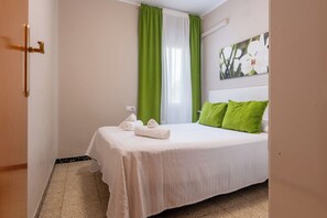 3 slaapkamers, een strijkplank/strijkijzer, wifi, beddengoed