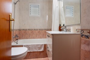 Shower, towels - Apartment 'Piedra Preciosa' with Balcony, Wi-Fi and Air Conditioning (Sevilla)