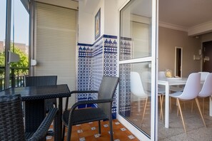 Outdoor dining - Apartment 'Piedra Preciosa' with Balcony, Wi-Fi and Air Conditioning (Sevilla)